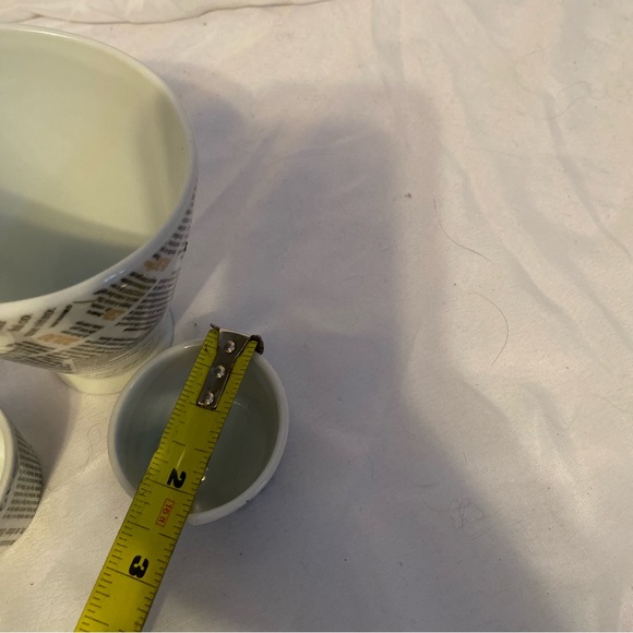 Unique Food holder with 2 condiment holders - Picture 5 of 9